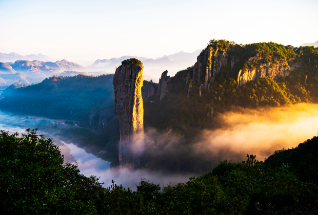 鼎湖峰一柱擎天 朱礼平 (2).jpg 鼎湖峰一柱擎天 朱礼平 (2).jpg